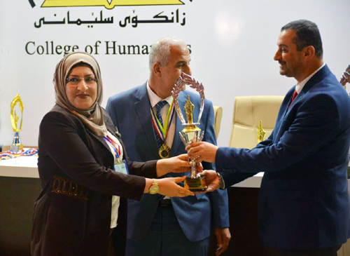 تكريم تدريسية في مؤتمر ومعرض البراءات العراقية من كلية العلوم 